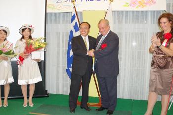 南町長、ニコラオス大使握手