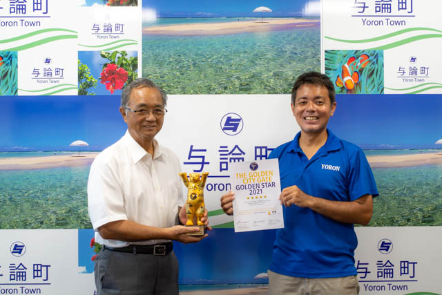 最優秀賞のトロフィーと賞状