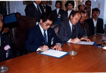 ミコノス市庁舎で川畑浩一町長（当時）とアポストロ・マチオス市長（当時）との姉妹盟約締結