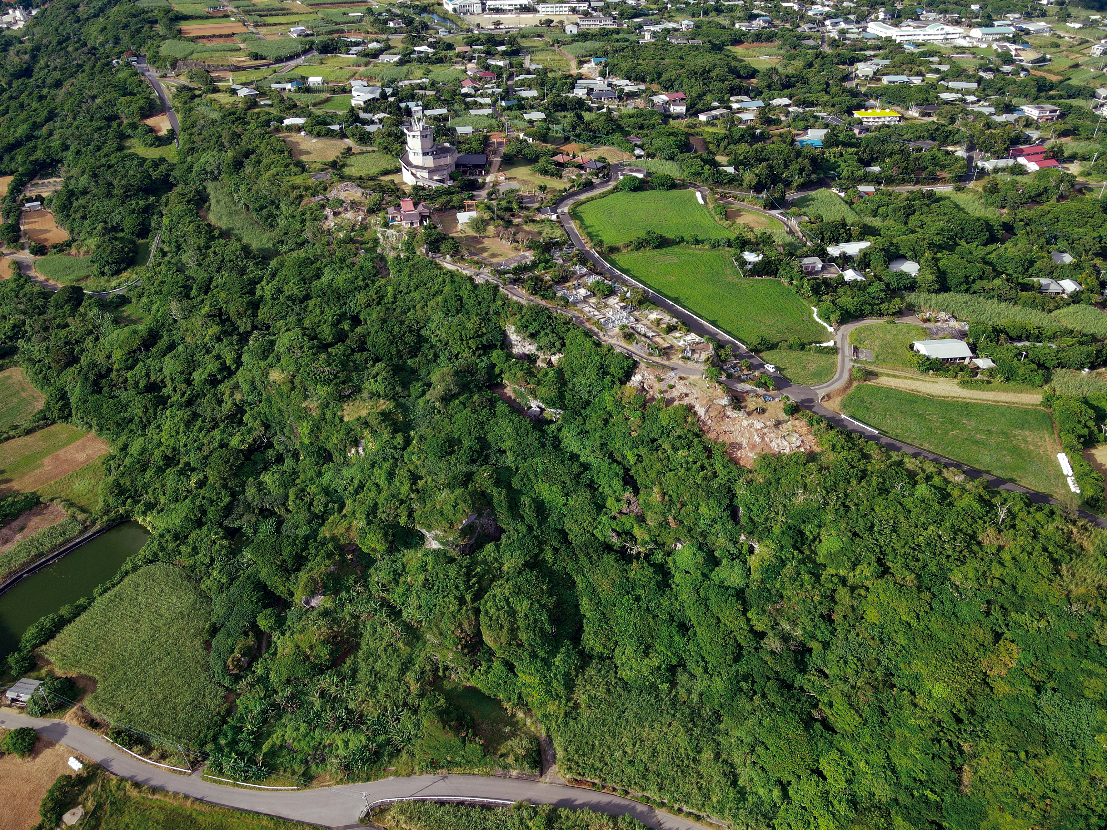 ２　与論城跡　全景（南西より）（与論町提供）